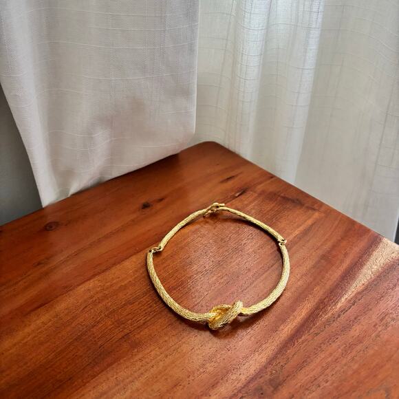 Beautiful Unsigned Vintage 1990's Gold Knot Statement Collar Necklace - Picture 10 of 11